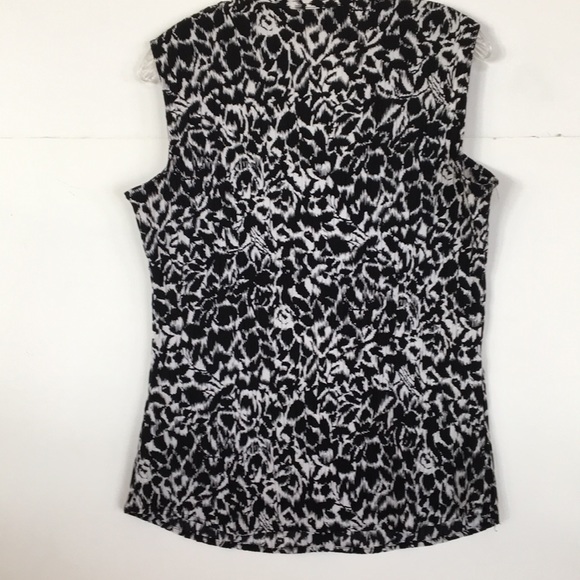 East 5th Sleeveless Button Down Blouse - Picture 2 of 5